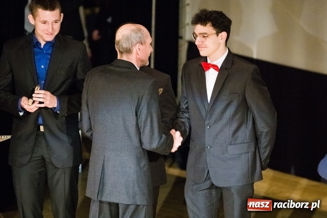 Zdjęcie w galerii na portalu naszraciborz.pl: Pożegnania nadszedł czas. Rozdanie świadectw maturzystom w I LO i Liceum Plastycznym wiadomości z regionu