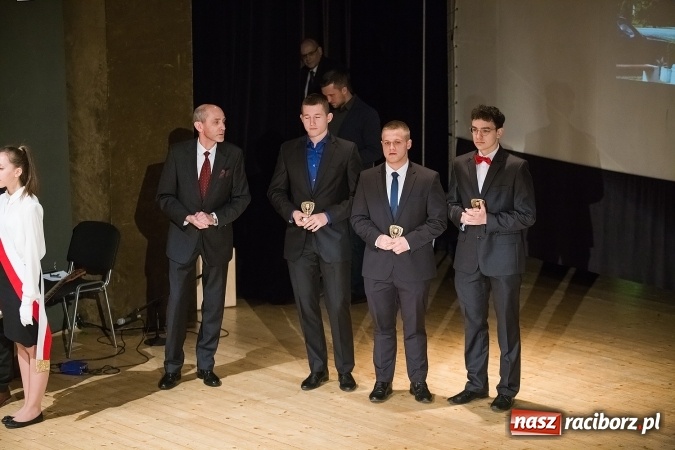 Zdjęcie w galerii na portalu naszraciborz.pl: Pożegnania nadszedł czas. Rozdanie świadectw maturzystom w I LO i Liceum Plastycznym wiadomości z regionu