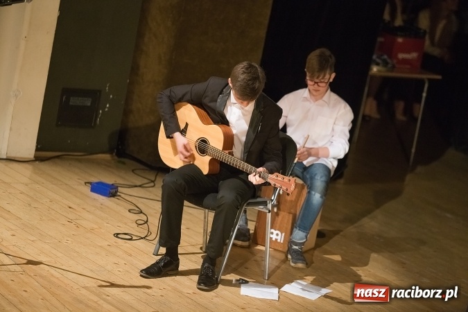 Zdjęcie w galerii na portalu naszraciborz.pl: Pożegnania nadszedł czas. Rozdanie świadectw maturzystom w I LO i Liceum Plastycznym wiadomości z regionu