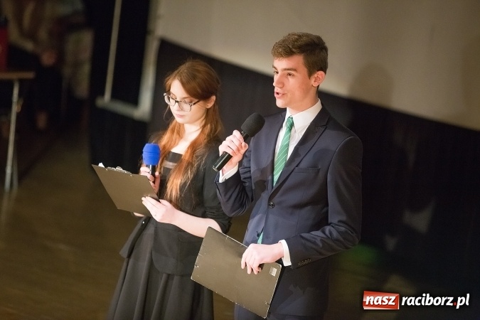 Zdjęcie w galerii na portalu naszraciborz.pl: Pożegnania nadszedł czas. Rozdanie świadectw maturzystom w I LO i Liceum Plastycznym wiadomości z regionu