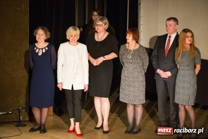 Zdjęcie w galerii na portalu naszraciborz.pl: Pożegnania nadszedł czas. Rozdanie świadectw maturzystom w I LO i Liceum Plastycznym wiadomości z regionu