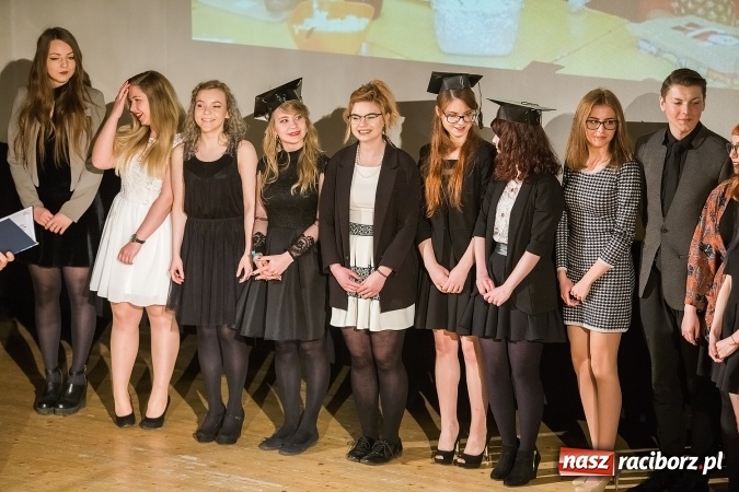 Zdjęcie w galerii na portalu naszraciborz.pl: Pożegnania nadszedł czas. Rozdanie świadectw maturzystom w I LO i Liceum Plastycznym wiadomości z regionu