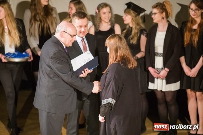 Zdjęcie w galerii na portalu naszraciborz.pl: Pożegnania nadszedł czas. Rozdanie świadectw maturzystom w I LO i Liceum Plastycznym wiadomości z regionu