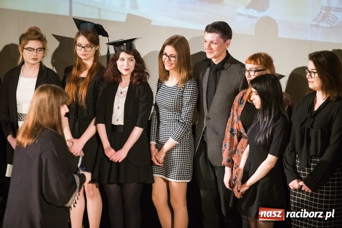 Zdjęcie w galerii na portalu naszraciborz.pl: Pożegnania nadszedł czas. Rozdanie świadectw maturzystom w I LO i Liceum Plastycznym wiadomości z regionu