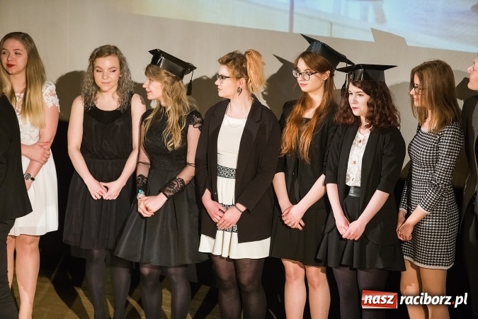 Zdjęcie w galerii na portalu naszraciborz.pl: Pożegnania nadszedł czas. Rozdanie świadectw maturzystom w I LO i Liceum Plastycznym wiadomości z regionu