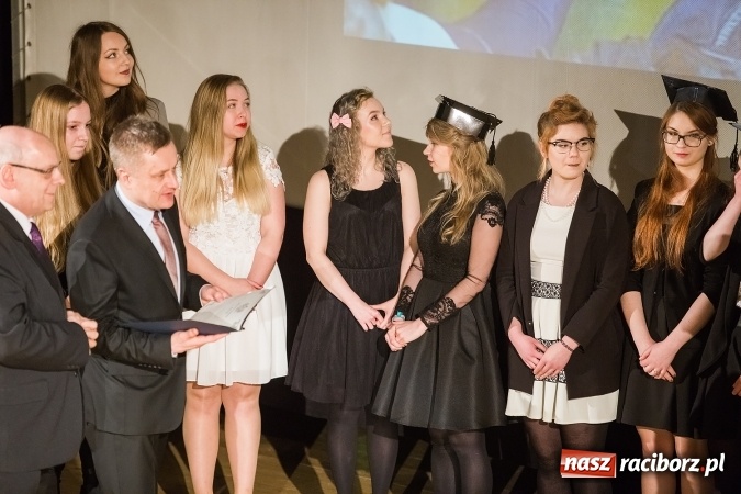 Zdjęcie w galerii na portalu naszraciborz.pl: Pożegnania nadszedł czas. Rozdanie świadectw maturzystom w I LO i Liceum Plastycznym wiadomości z regionu