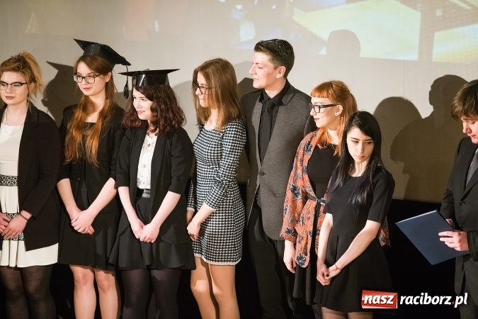 Zdjęcie w galerii na portalu naszraciborz.pl: Pożegnania nadszedł czas. Rozdanie świadectw maturzystom w I LO i Liceum Plastycznym wiadomości z regionu