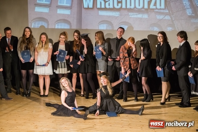 Zdjęcie w galerii na portalu naszraciborz.pl: Pożegnania nadszedł czas. Rozdanie świadectw maturzystom w I LO i Liceum Plastycznym wiadomości z regionu