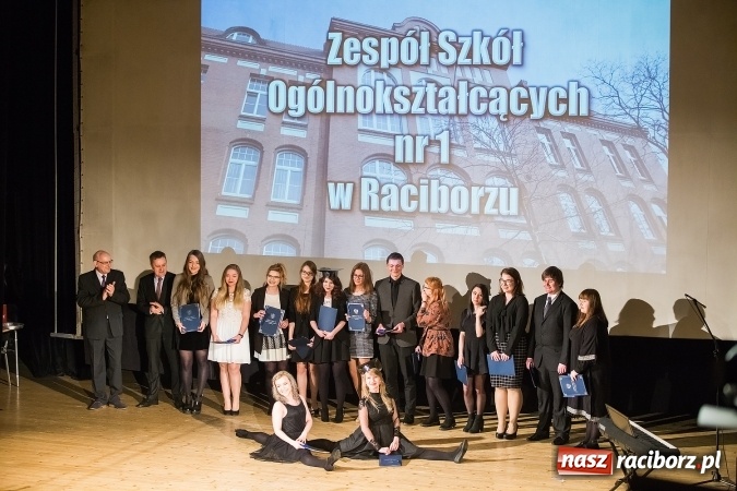 Zdjęcie w galerii na portalu naszraciborz.pl: Pożegnania nadszedł czas. Rozdanie świadectw maturzystom w I LO i Liceum Plastycznym wiadomości z regionu