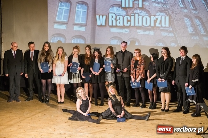 Zdjęcie w galerii na portalu naszraciborz.pl: Pożegnania nadszedł czas. Rozdanie świadectw maturzystom w I LO i Liceum Plastycznym wiadomości z regionu