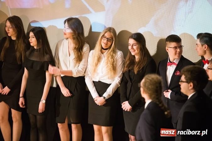 Zdjęcie w galerii na portalu naszraciborz.pl: Pożegnania nadszedł czas. Rozdanie świadectw maturzystom w I LO i Liceum Plastycznym wiadomości z regionu