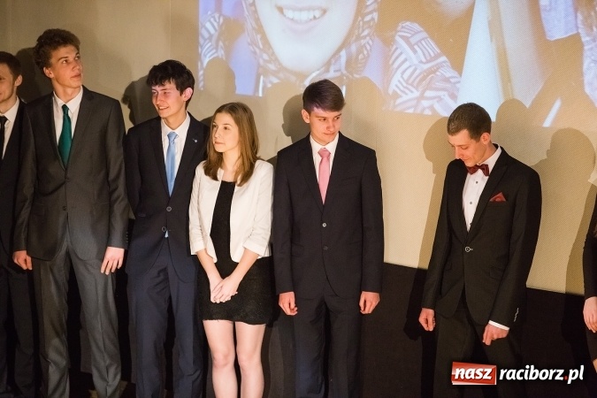 Zdjęcie w galerii na portalu naszraciborz.pl: Pożegnania nadszedł czas. Rozdanie świadectw maturzystom w I LO i Liceum Plastycznym wiadomości z regionu