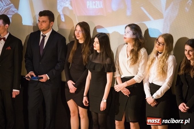 Zdjęcie w galerii na portalu naszraciborz.pl: Pożegnania nadszedł czas. Rozdanie świadectw maturzystom w I LO i Liceum Plastycznym wiadomości z regionu