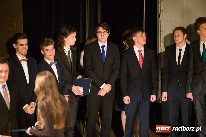 Zdjęcie w galerii na portalu naszraciborz.pl: Pożegnania nadszedł czas. Rozdanie świadectw maturzystom w I LO i Liceum Plastycznym wiadomości z regionu