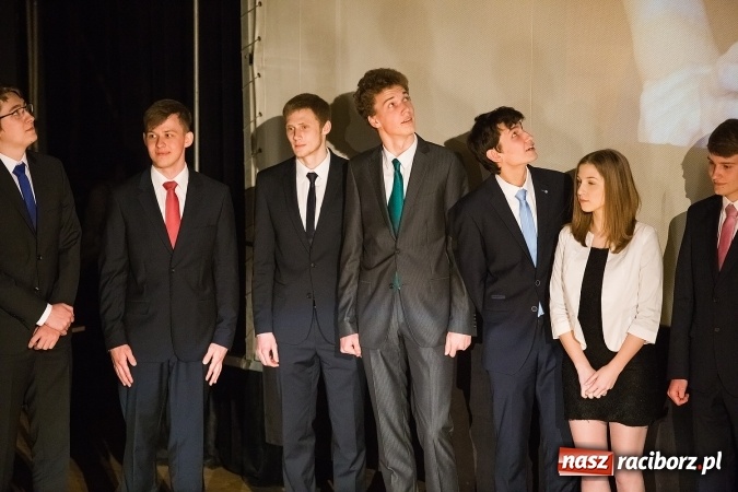 Zdjęcie w galerii na portalu naszraciborz.pl: Pożegnania nadszedł czas. Rozdanie świadectw maturzystom w I LO i Liceum Plastycznym wiadomości z regionu