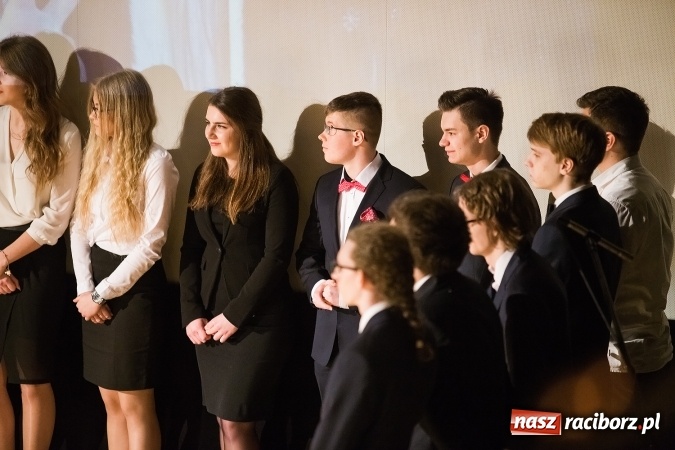 Zdjęcie w galerii na portalu naszraciborz.pl: Pożegnania nadszedł czas. Rozdanie świadectw maturzystom w I LO i Liceum Plastycznym wiadomości z regionu