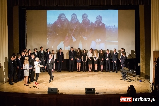 Zdjęcie w galerii na portalu naszraciborz.pl: Pożegnania nadszedł czas. Rozdanie świadectw maturzystom w I LO i Liceum Plastycznym wiadomości z regionu