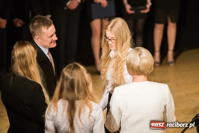 Zdjęcie w galerii na portalu naszraciborz.pl: Pożegnania nadszedł czas. Rozdanie świadectw maturzystom w I LO i Liceum Plastycznym wiadomości z regionu