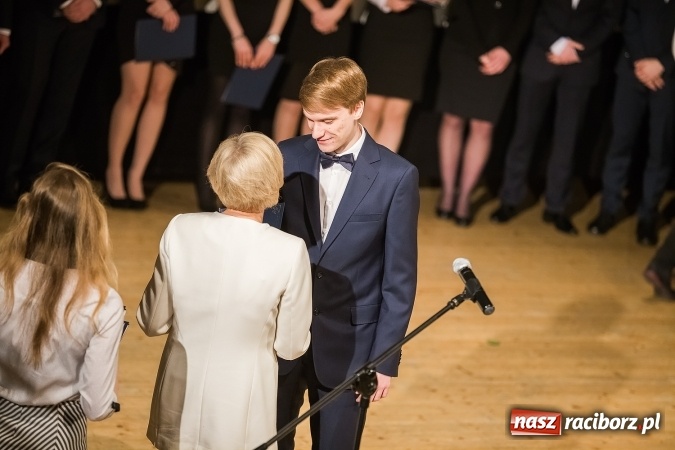 Zdjęcie w galerii na portalu naszraciborz.pl: Pożegnania nadszedł czas. Rozdanie świadectw maturzystom w I LO i Liceum Plastycznym wiadomości z regionu