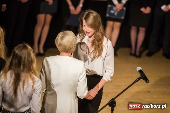Zdjęcie w galerii na portalu naszraciborz.pl: Pożegnania nadszedł czas. Rozdanie świadectw maturzystom w I LO i Liceum Plastycznym wiadomości z regionu