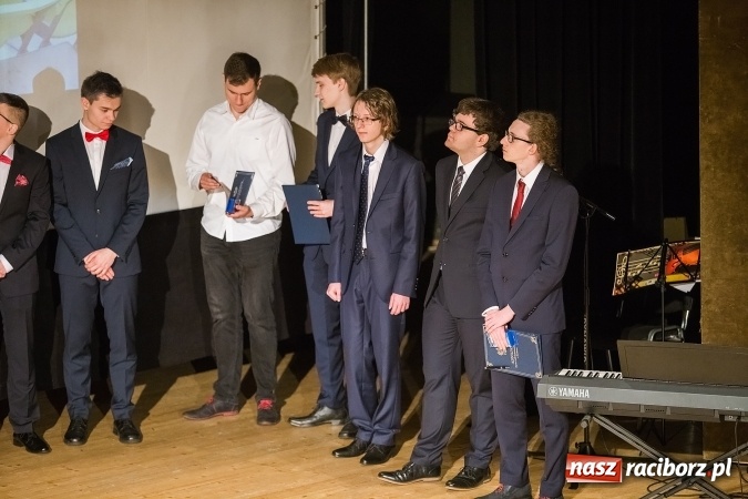 Zdjęcie w galerii na portalu naszraciborz.pl: Pożegnania nadszedł czas. Rozdanie świadectw maturzystom w I LO i Liceum Plastycznym wiadomości z regionu