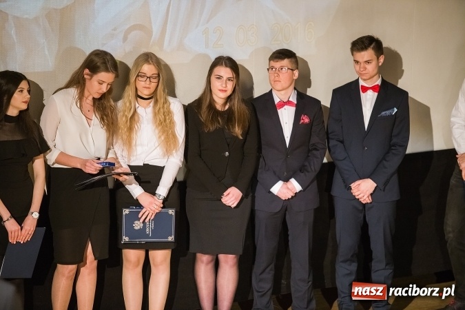 Zdjęcie w galerii na portalu naszraciborz.pl: Pożegnania nadszedł czas. Rozdanie świadectw maturzystom w I LO i Liceum Plastycznym wiadomości z regionu