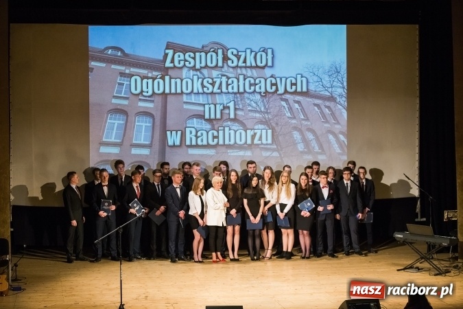 Zdjęcie w galerii na portalu naszraciborz.pl: Pożegnania nadszedł czas. Rozdanie świadectw maturzystom w I LO i Liceum Plastycznym wiadomości z regionu
