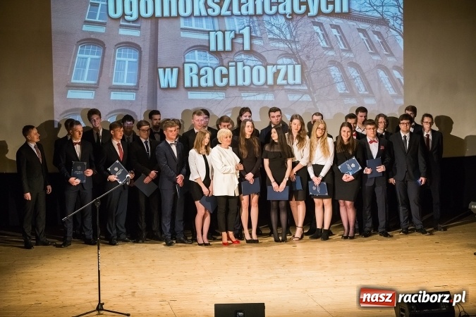 Zdjęcie w galerii na portalu naszraciborz.pl: Pożegnania nadszedł czas. Rozdanie świadectw maturzystom w I LO i Liceum Plastycznym wiadomości z regionu