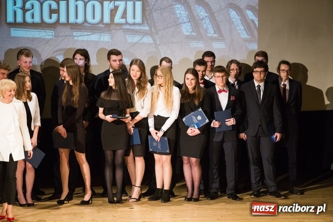 Zdjęcie w galerii na portalu naszraciborz.pl: Pożegnania nadszedł czas. Rozdanie świadectw maturzystom w I LO i Liceum Plastycznym wiadomości z regionu