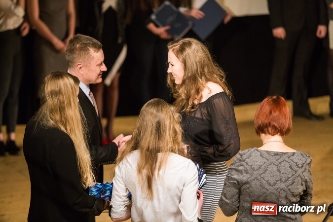 Zdjęcie w galerii na portalu naszraciborz.pl: Pożegnania nadszedł czas. Rozdanie świadectw maturzystom w I LO i Liceum Plastycznym wiadomości z regionu