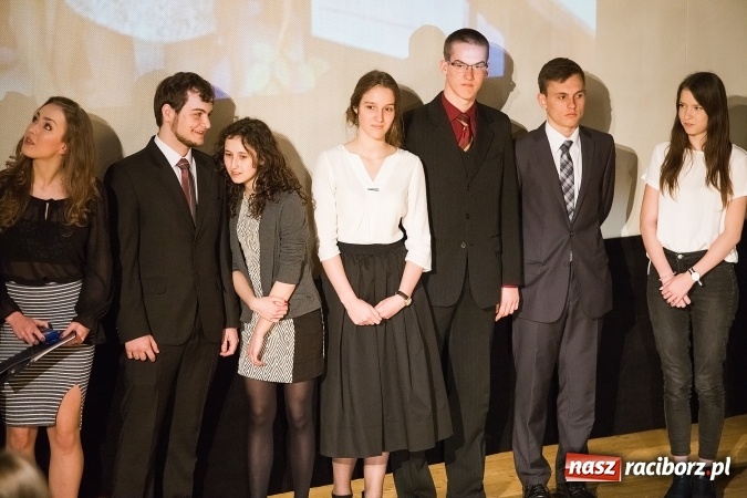 Zdjęcie w galerii na portalu naszraciborz.pl: Pożegnania nadszedł czas. Rozdanie świadectw maturzystom w I LO i Liceum Plastycznym wiadomości z regionu