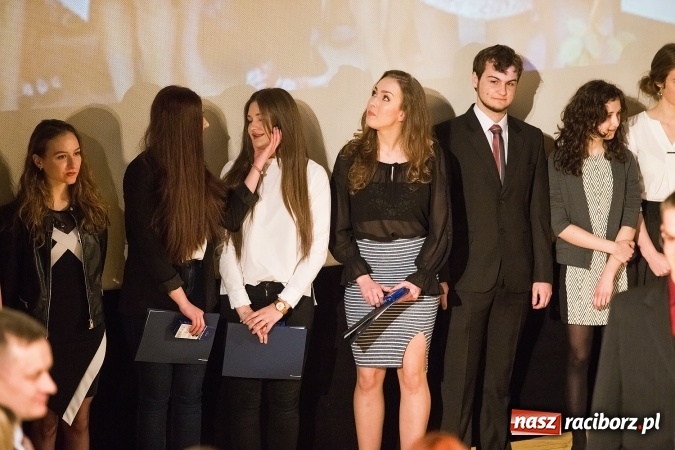Zdjęcie w galerii na portalu naszraciborz.pl: Pożegnania nadszedł czas. Rozdanie świadectw maturzystom w I LO i Liceum Plastycznym wiadomości z regionu