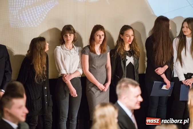 Zdjęcie w galerii na portalu naszraciborz.pl: Pożegnania nadszedł czas. Rozdanie świadectw maturzystom w I LO i Liceum Plastycznym wiadomości z regionu