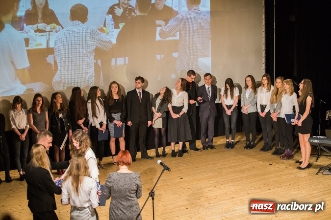 Zdjęcie w galerii na portalu naszraciborz.pl: Pożegnania nadszedł czas. Rozdanie świadectw maturzystom w I LO i Liceum Plastycznym wiadomości z regionu