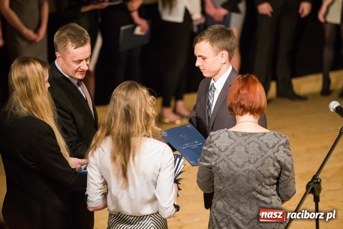 Zdjęcie w galerii na portalu naszraciborz.pl: Pożegnania nadszedł czas. Rozdanie świadectw maturzystom w I LO i Liceum Plastycznym wiadomości z regionu