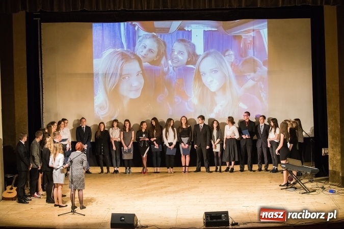 Zdjęcie w galerii na portalu naszraciborz.pl: Pożegnania nadszedł czas. Rozdanie świadectw maturzystom w I LO i Liceum Plastycznym wiadomości z regionu