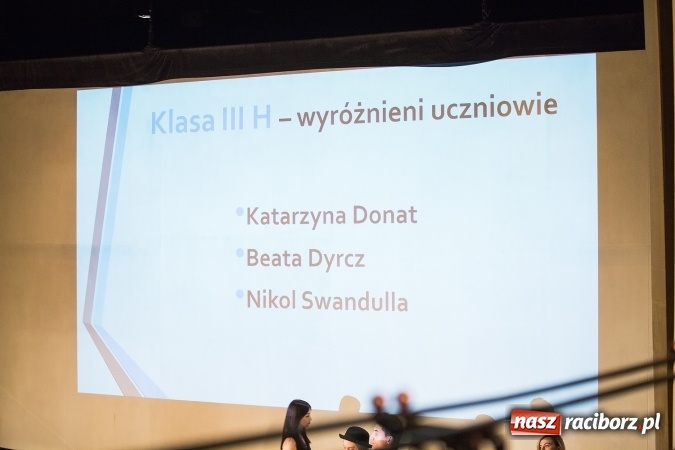 Zdjęcie w galerii na portalu naszraciborz.pl: Pożegnania nadszedł czas. Rozdanie świadectw maturzystom w I LO i Liceum Plastycznym wiadomości z regionu