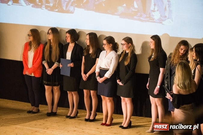 Zdjęcie w galerii na portalu naszraciborz.pl: Pożegnania nadszedł czas. Rozdanie świadectw maturzystom w I LO i Liceum Plastycznym wiadomości z regionu