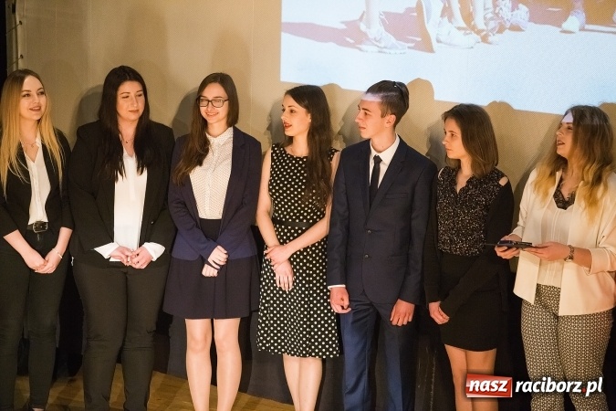 Zdjęcie w galerii na portalu naszraciborz.pl: Pożegnania nadszedł czas. Rozdanie świadectw maturzystom w I LO i Liceum Plastycznym wiadomości z regionu