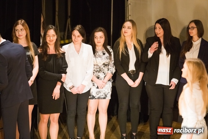 Zdjęcie w galerii na portalu naszraciborz.pl: Pożegnania nadszedł czas. Rozdanie świadectw maturzystom w I LO i Liceum Plastycznym wiadomości z regionu