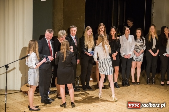 Zdjęcie w galerii na portalu naszraciborz.pl: Pożegnania nadszedł czas. Rozdanie świadectw maturzystom w I LO i Liceum Plastycznym wiadomości z regionu