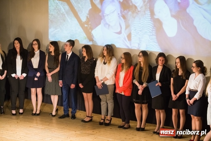 Zdjęcie w galerii na portalu naszraciborz.pl: Pożegnania nadszedł czas. Rozdanie świadectw maturzystom w I LO i Liceum Plastycznym wiadomości z regionu