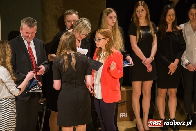 Zdjęcie w galerii na portalu naszraciborz.pl: Pożegnania nadszedł czas. Rozdanie świadectw maturzystom w I LO i Liceum Plastycznym wiadomości z regionu