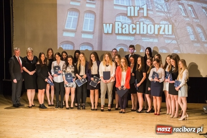 Zdjęcie w galerii na portalu naszraciborz.pl: Pożegnania nadszedł czas. Rozdanie świadectw maturzystom w I LO i Liceum Plastycznym wiadomości z regionu