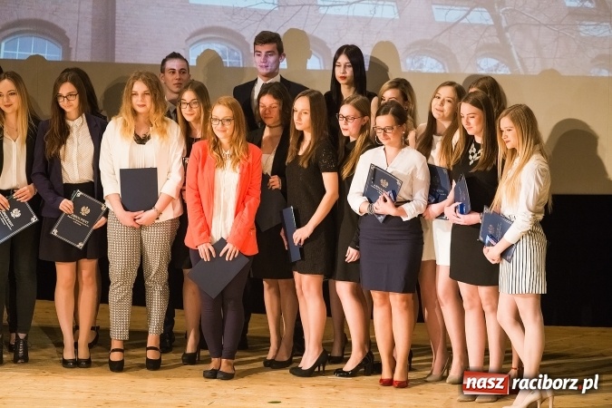 Zdjęcie w galerii na portalu naszraciborz.pl: Pożegnania nadszedł czas. Rozdanie świadectw maturzystom w I LO i Liceum Plastycznym wiadomości z regionu