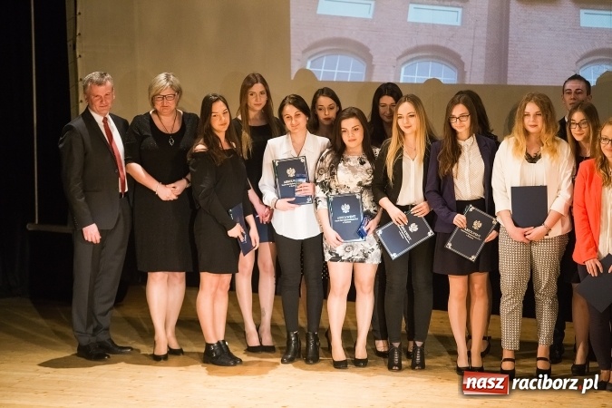 Zdjęcie w galerii na portalu naszraciborz.pl: Pożegnania nadszedł czas. Rozdanie świadectw maturzystom w I LO i Liceum Plastycznym wiadomości z regionu