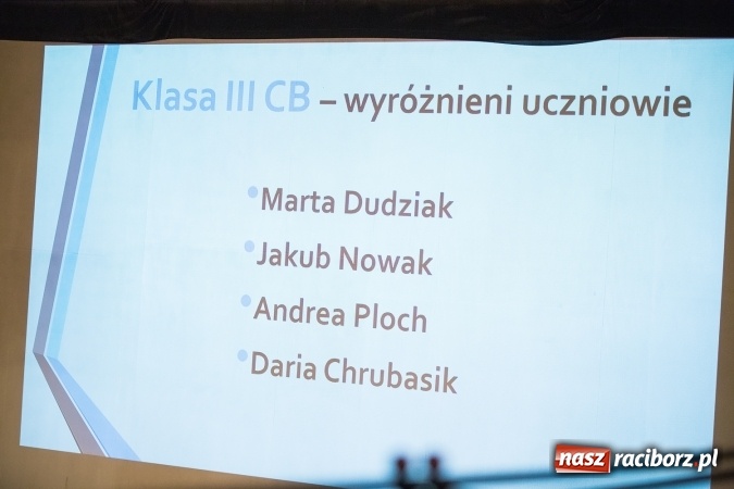 Zdjęcie w galerii na portalu naszraciborz.pl: Pożegnania nadszedł czas. Rozdanie świadectw maturzystom w I LO i Liceum Plastycznym wiadomości z regionu