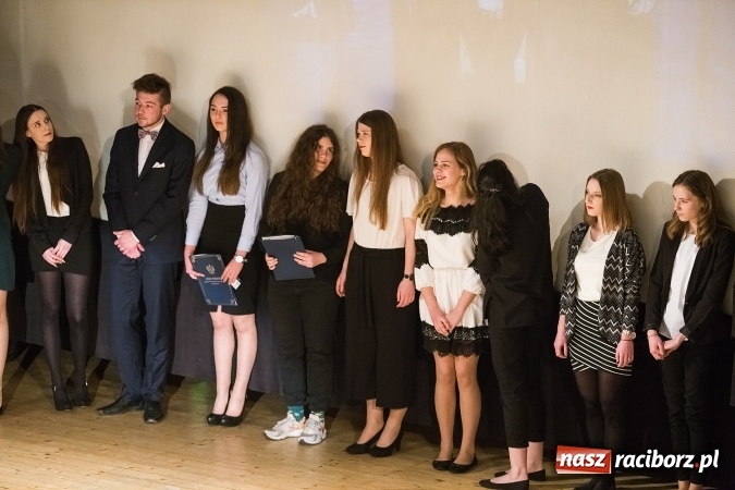 Zdjęcie w galerii na portalu naszraciborz.pl: Pożegnania nadszedł czas. Rozdanie świadectw maturzystom w I LO i Liceum Plastycznym wiadomości z regionu