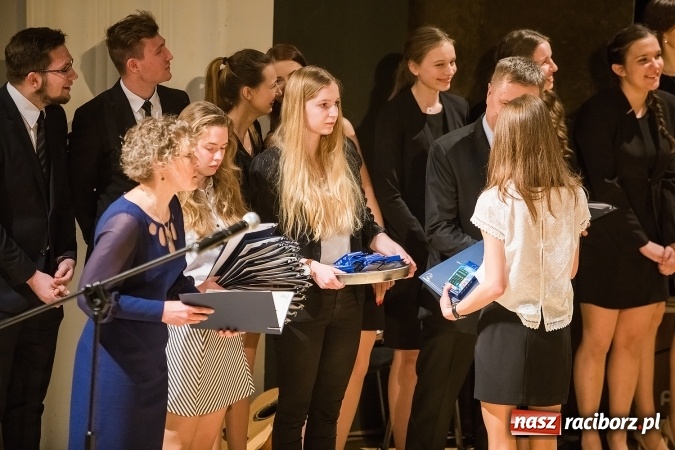 Zdjęcie w galerii na portalu naszraciborz.pl: Pożegnania nadszedł czas. Rozdanie świadectw maturzystom w I LO i Liceum Plastycznym wiadomości z regionu
