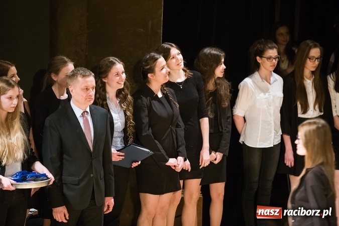 Zdjęcie w galerii na portalu naszraciborz.pl: Pożegnania nadszedł czas. Rozdanie świadectw maturzystom w I LO i Liceum Plastycznym wiadomości z regionu